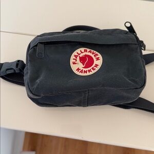 FJALLRAVEN KANKEN Hip Pack Waterproof in Deep Grey
